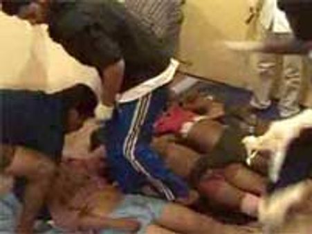 நெரிசலில் சிக்காமல் தப்பிக்க ஓடி வந்த பக்தர்களை விரட்டியடித்த மலையாள வியாபாரிகள்