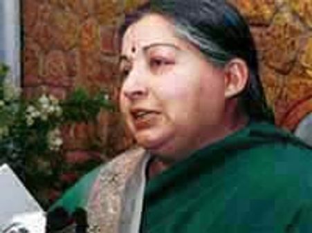 ஸ்பெக்ட்ரம் விவகாரத்தை ஒன்றுமில்லாமல் ஆக்க முயற்சிக்கிறார் கருணாநிதி-ஜெ.