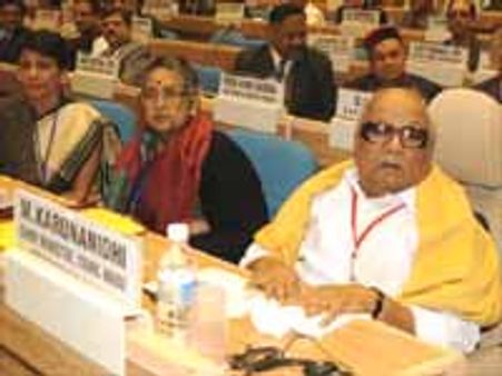 அமைதிப் பூங்காவாக திகழும் தமிழகம்: முதல்வர்கள் மாநாட்டில் கருணாநிதி பெருமை