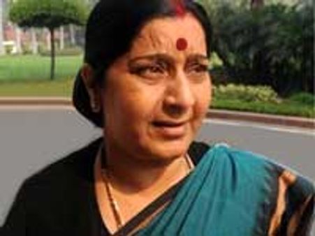 கொல்லப்பட்ட மீனவர் குடும்பத்துக்கு பாஜக ரூ.2 லட்சம்: சுஷ்மா வழங்கினார்