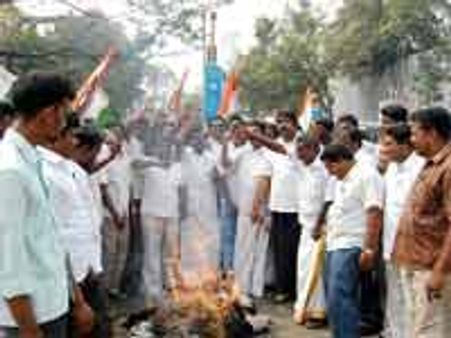 ராஜபக்சே கொடும்பாவி எரிப்பு! - இது காங்கிரஸ் போராட்டம்!!