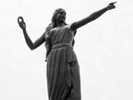 கண்ணகி சிலை அருகே மீனவர் மகளிர் சிலம்பு ஏந்தி போராட்டம்