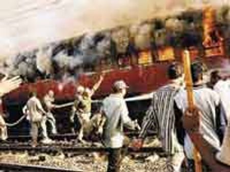 கோத்ராவில் சபர்மதி எக்ஸ்பிரஸ் ரயில் திட்டமிட்டு எரிக்கப்பட்டது-தனி கோர்ட் தீர்ப்பு