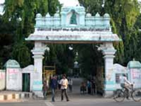 பஸ் தினம் என்ற போர்வையில் மாணவர்கள் பெரும் கலவரம்-டிசி உள்பட 35 போலீஸார் காயம்