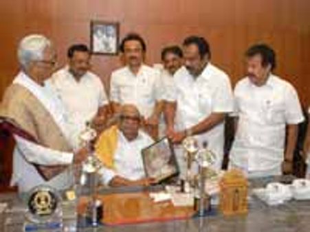 சிஎன்என்-ஐபிஎன் டிவியின் வைர மாநில விருதை தட்டிச் சென்றது தமிழகம்