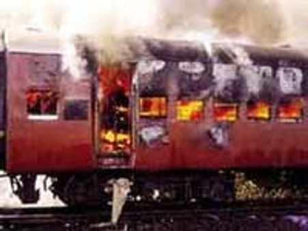 கோத்ரா ரயில் எரிப்பு வழக்கு-11 குற்றவாளிகளுக்கு தூக்கு, 20 பேருக்கு ஆயுள்