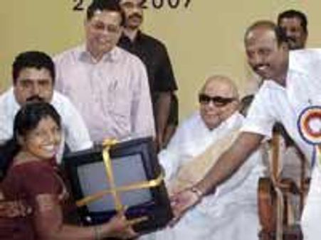 இலவச டிவிகளை வழங்க தேர்தல் ஆணையம் தடை