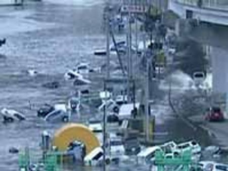 ஜப்பானை சிதைத்த பூகம்பம்-கடலோரங்களை 'விழுங்கிய' சுனாமி: ஏராளமானோர் பலி!