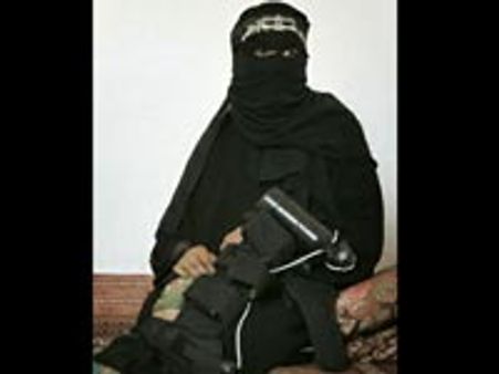 பியூட்டி டிப்ஸ், தாக்குதல் டிப்ஸ் தரும் அல்கொய்தா பெண்கள் பத்திரிக்கை