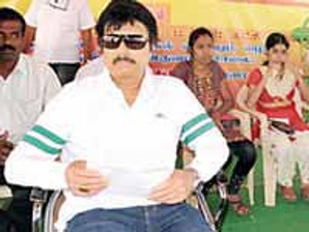 தயவு செய்து அதிமுகவுக்கு வாக்களிக்காதீர்கள்-கார்த்திக் கோரிக்கை