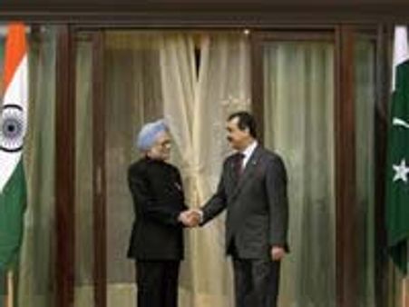 மொஹாலி மைதானத்தில் இந்தியா, பாக். மோதலைப் பார்த்தார் கிலானி