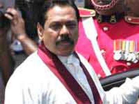 இலங்கை வெல்ல திருப்பதியில் ராஜபக்சே வழிபாடு-சென்னையில் இறங்கி போகிறார்