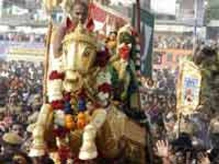 பச்சை பட்டு உடுத்தி ஆற்றில் இறங்கினார் கள்ளழகர்!