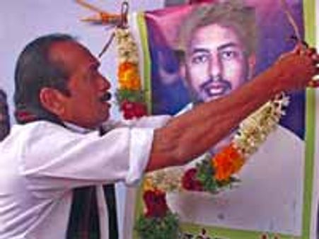 ஈழத் தமிழர் படுகொலையால் வேதனை: சங்கரன்கோயில் அருகே பொறியாளர் தீக்குளிப்பு!!