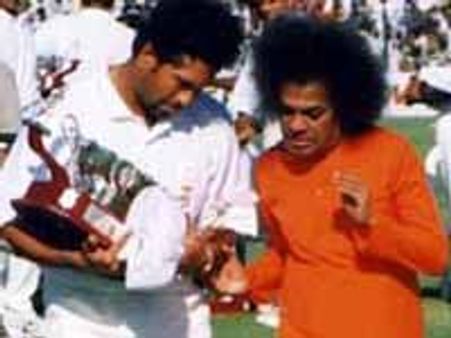 சாய்பாபாவுக்கு சச்சின் டெண்டுல்கர் கண்ணீர் அஞ்சலி