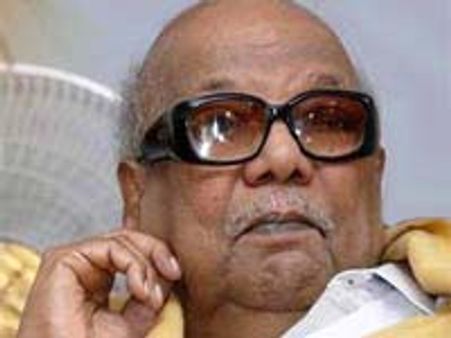 தொண்டுள்ளத்தோடு திமுகவில் பாடுபடுகிறார் கனிமொழி-கருணாநிதி புகழாரம்