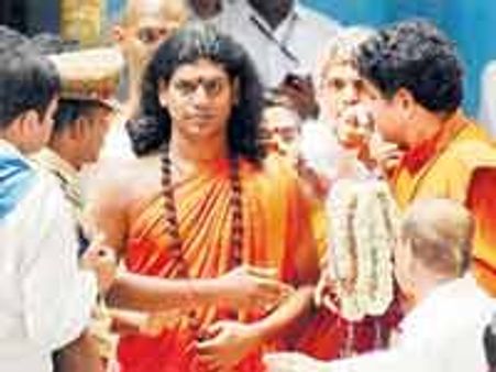 பாபாவைப் பார்க்கவும் பந்தாவுடன் வந்த நித்யானந்தா!!