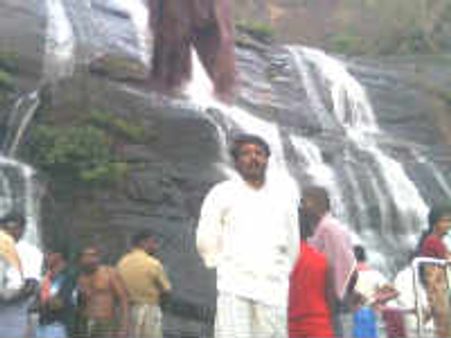 குற்றாலம் மெயினருவியில் நடமாடும் மர்ம உருவம்?: சுற்றுலா பயணிகள் பீதி