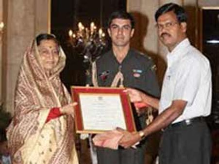 குடியரசுத் தலைவரிடம் செம்மொழி விருது பெற்றார் முனைவர் மு.இளங்கோவன்