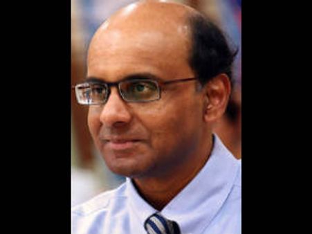 சிங்கப்பூர் துணை பிரதமராக தமிழரான தர்மன் சண்முகரட்ணம் தேர்வு !