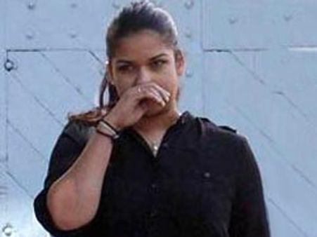 பொன்சேகாவின் இளைய மகளை விமான நிலையத்தில் தடுத்து விசாரித்த அதிகாரிகள்