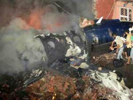 டெல்லியில் பயங்கரம்-ஆம்புலன்ஸ் விமானம் வீட்டின் மீது விழுந்து 10 பேர் பலி