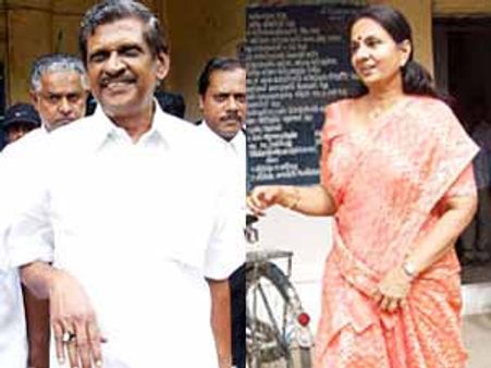 இளம் பெண்ணுக்கு ஆபாச எஸ்எம்எஸ் அனுப்பியதாக சிக்கினார் கேரள அமைச்சர் ஜோசப்