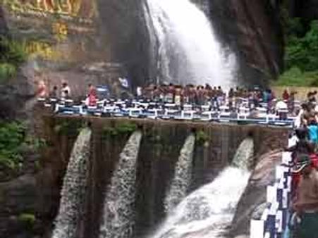 குற்றாலத்தில் சீசன் தொடங்கியது-அருவிகளில் தண்ணீர் கொட்டுகிறது