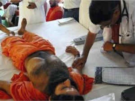 7வது நாள் உண்ணாவிரதம்-வலுக்கட்டாயமாக மருத்துவமனைக்கு கொண்டு செல்லப்பட்ட ராம்தேவ்