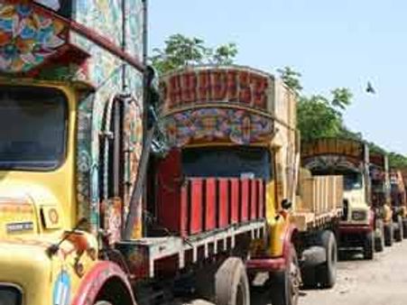 சுங்கவரி உயர்வை கண்டித்து பெங்களூர்- சென்னை சாலையில் லாரிகள் திடீர் ஸ்ட்ரைக்!