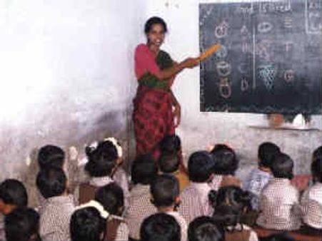 தமிழகம் முழுவதும் விடுமுறை முடிந்து இன்று பள்ளிகள் திறப்பு