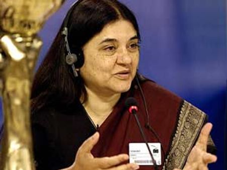 வெளிநாடுகளில் உள்ள கறுப்புப் பணத்தில் பாதி காங்கிரசுகு சொந்தமானது: மேனகா