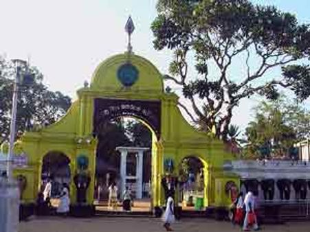 இலங்கை: கதிர்காமம் முருகன் கோயில் பக்தர்கள் மீது தாக்குதல்