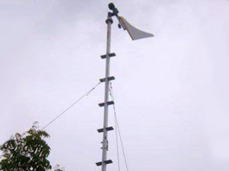 தெரு விளக்குகளை எரிய வைக்கும் சூரிய காற்றாலை திட்டம்!