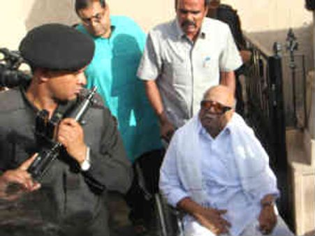 மகளைப் பார்க்க திஹார் சிறைக்குச் சென்ற கருணாநிதியை சோதனையிட்ட அதிகாரிகள்