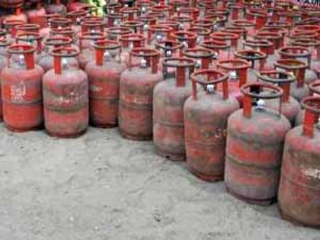 கேஸ் விலை: சிலிண்டருக்கு ரூ.40 வரை குறைத்தது டெல்லி அரசு!!