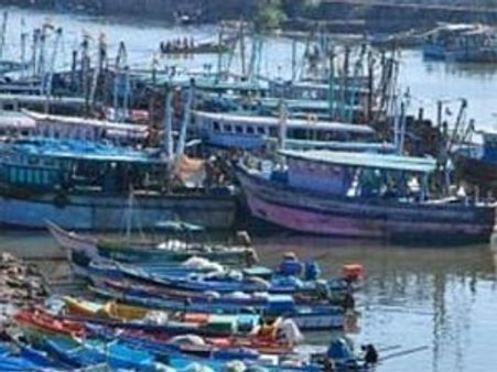 தனுஷ்கோடியில் மீனவர்களைப் பிடித்து கச்சத்தீவில் வைத்து மிரட்டி அனுப்பிய இலங்கை கடற்படை