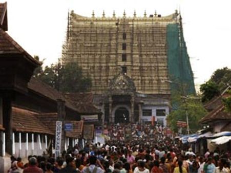 திருவனந்தபுரம் பத்மநாப சுவாமி கோவிலில் பல லட்சம் கோடி பொக்கிஷங்கள் இருக்கலாம் என தகவல்