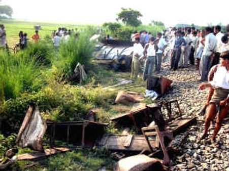உபியில் கல்கா எக்ஸ்பிரஸ் ரயில் தடம் புரண்டது: 35 பேர் பலி, 200 பேர் காயம்