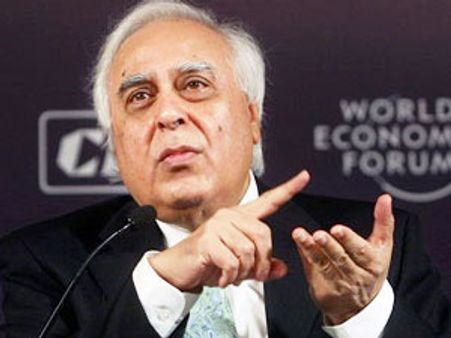 ஐ.மு.கூ. அரசு மீது இன்னொரு ஊழல் புகார்-சிக்கலில் அமைச்சர் கபில் சிபல்