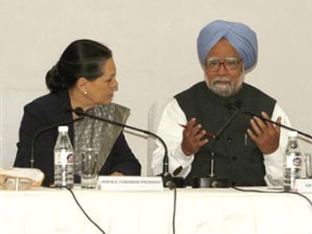 மன்மோகன் சிங்குடன் சோனியா முக்கிய ஆலோசனை- நாளை அமைச்சரவை மாற்றம்?