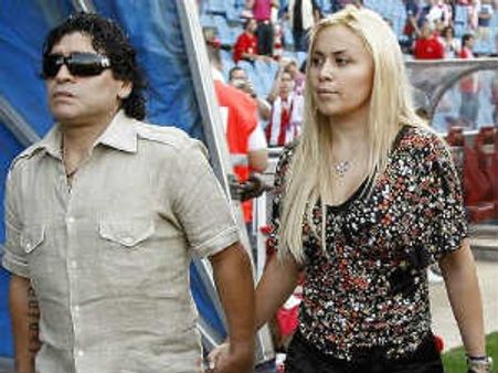 கார் விபத்தில் காதலியுடன் சிக்கினார் மாரடோனா- கடும் காயத்துடன் இருவரும் உயிர் தப்பினர்