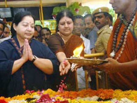 ஜெ-சசிகலா 27ம் தேதி பெங்களூர் நீதிமன்றத்தில் நேரில் ஆஜராக உத்தரவு