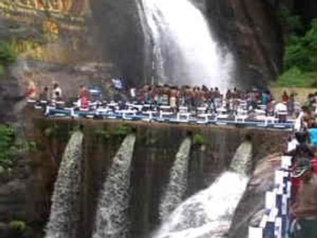 தொடரும் சாரல்: களை கட்டிய குற்றால சீசன்- குவியும் சுற்றுலா பயணிகள்