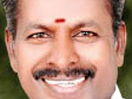 2.20 ஏக்கர் நிலத்தை அபகரித்து விட்டதாக சோழவந்தான் அதிமுக எம்.எல்.ஏ. மீது புகார்