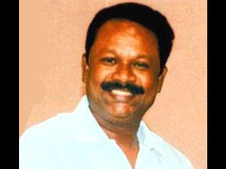 10 ரூபாய் நோட்டைக் கீழே போட்டு எம்.எல்.ஏ செ.கு. தமிழரசனின் ரூ. 50,000 பணம் அபேஸ்!