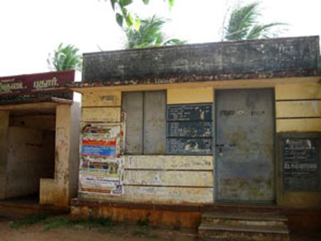 மெழுகுவர்த்தி வெளிச்சத்தில் இயங்கும் விஏஓ அலுவலகங்கள்- மக்கள் படும் அவதி!