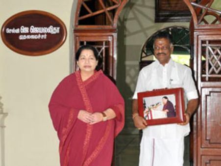 ஓ.பன்னீர் செல்வம் சமர்ப்பித்த தமிழக பட்ஜெட்டில் ரூ. 8900 கோடிக்கு திட்டங்கள், சலுகைகள்