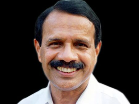 கர்நாடக முதல்வராக சதானந்தா கெளடா பதவியேற்றார்- ஷெட்டர், ஆதரவு எம்.எல்.ஏக்கள் புறக்கணிப்பு