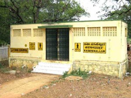 மூடிக் கிடக்கும் கடையநல்லூர் ரயில் நிலைய கழிப்பிடம்-மக்கள் பெரும் அவதி